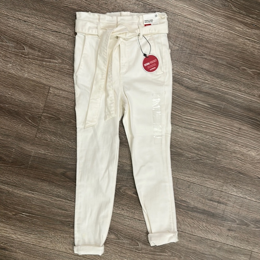 White skinny jeans with belt detail